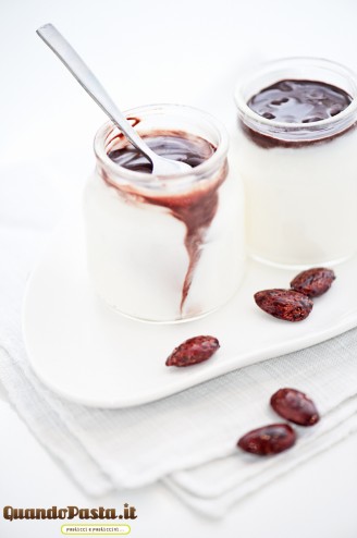 yogurt greco con salsa al cioccolato fondente