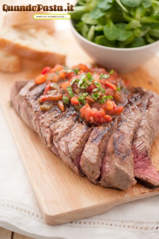 tagliata di manzo con salsa di peperoni piccante