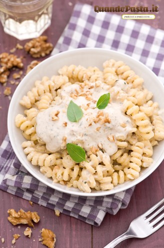 Pasta con pesto di noci