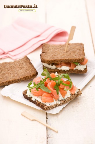 sandwich di salmone con pane nero
