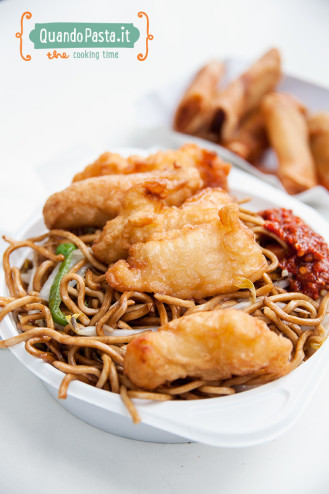 Pollo fritto e noodles, mentre sullo sfondo i perfetti involtini primavera!